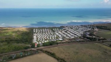 Tatil kervanları Norfolk sahili hava manzarasına park eder.