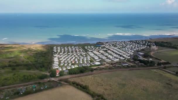 Tatil Kervanları Norfolk Sahili Hava Manzarasına Park Eder — Stok video