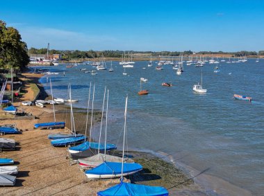 Waldringfield 'deki Deben nehrinde yelken kulübü.