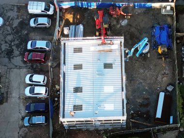 Son çatı panelleri bir inşaat ünitesine yerleştiriliyor.