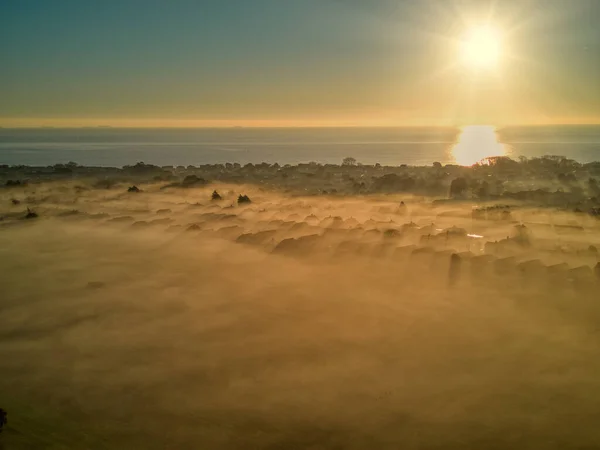 Туман Освещенный Утренним Солнцем — стоковое фото