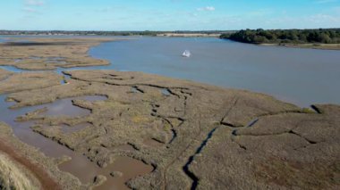 Suffolk 'ta Deben nehrinde yelken açmak.