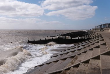 Suffolk Felixstowe 'daki Seawall savunmasını detaylandır.