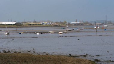 Dalgalar çekildiğinde nehir yatağında dinlenen tekneler.
