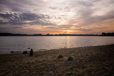 Gün batımında Orwell nehrinde tahta bir iskelenin kalıntıları.