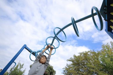 Japon öğrenci kız çocuğu maymun parmaklıklarıyla oynuyor (8 yaşında))