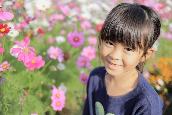 Çiçek Bahçesindeki Japon Öğrenci Kız Yaşında — Stok fotoğraf
