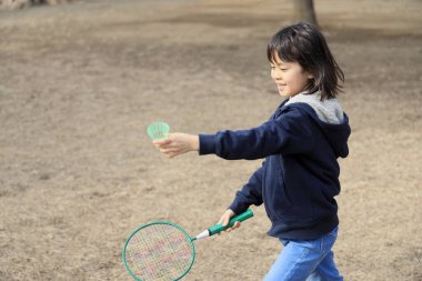 Badminton oynayan Japon öğrenci (8 yaşında))