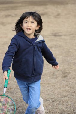 Badminton oynayan Japon öğrenci (8 yaşında))