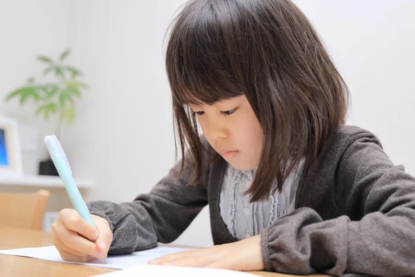食堂で勉強する日本人女子 — ストック写真