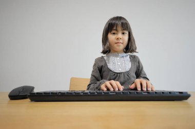 PC klavyesini yazan Japon öğrenci (8 yaşında)) 