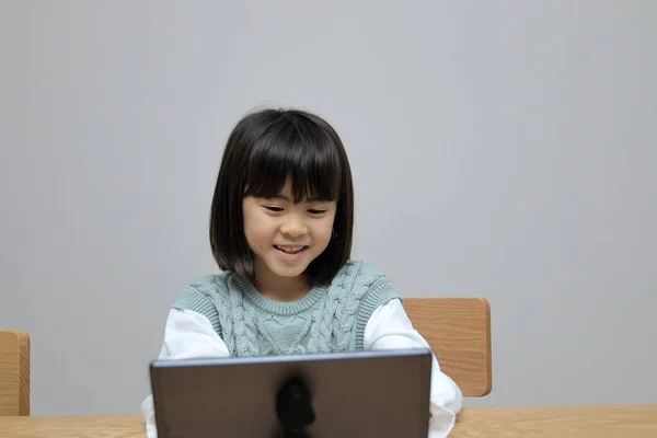 Japoński Student Dziewczyna Oglądanie Wideo Tablecie Lat — Zdjęcie stockowe