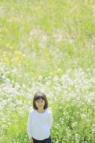 Niña Estudiante Japonesa Jardín Flores Años —  Fotos de Stock