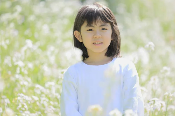 Çiçek Bahçesindeki Japon Öğrenci Kız Yaşında — Stok fotoğraf