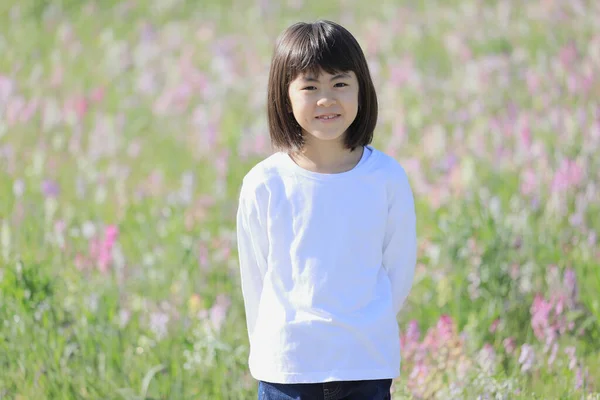 Linaria Bahçesindeki Japon Öğrenci Kız Yaşında — Stok fotoğraf