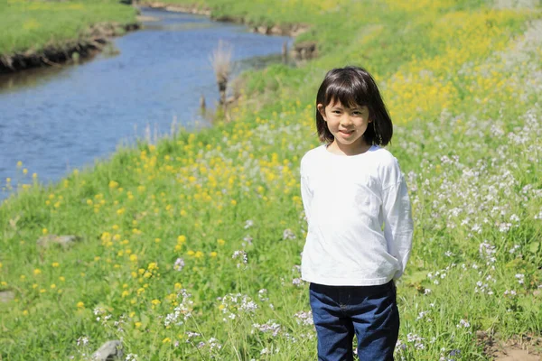 Japonesa Estudiante Chica Pie Orillas Del Río Años Edad — Foto de Stock