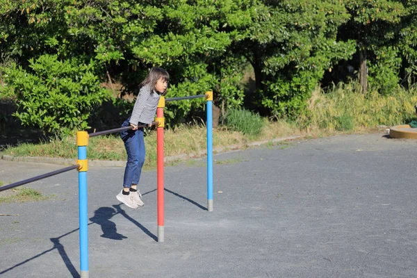 Menina Estudante Japonês Jogando Com Bar Alto Anos Idade — Fotografia de Stock
