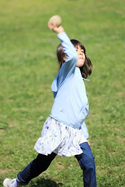 Estudante Japonês Menina Jogando Uma Bola Anos — Fotografia de Stock