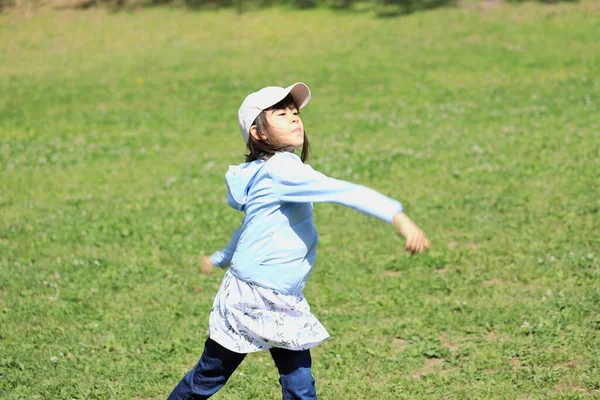 日本女学生扔球 — 图库照片