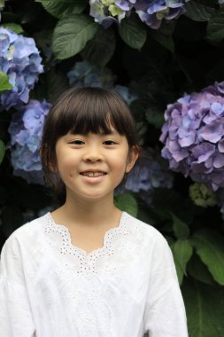 Japon kız ve ortanca (8 yaşında) (mor))