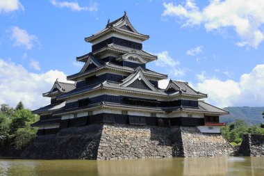 Japonya, Nagano 'daki Matsumoto şatosu ve hendeği