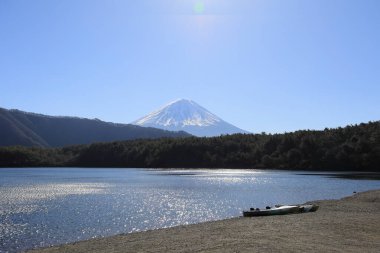 Mt. Fuji ve kano, batı gölünden manzara, Yamanashi, Japonya (kış)