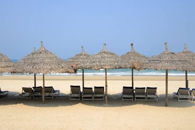 Danang, Vietnam 'daki Khe Beach ve plaj şemsiyem.