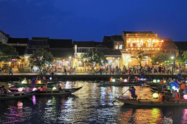 Vietnam 'da eski bir kasaba (gece sahnesi))