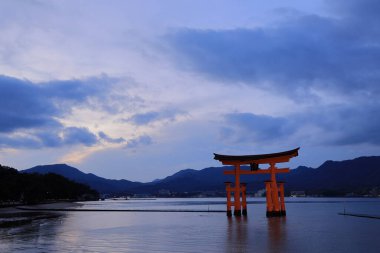 Miyajima, Hiroşima, Japonya 'daki Itsukushima tapınağının torii kapısı.