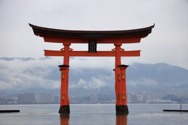 Miyajima, Hiroşima, Japonya 'daki Itsukushima tapınağının torii kapısı.