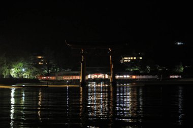 Miyajima, Hiroşima 'daki Itsukushima türbesinin torii kapısı (gece sahnesi))