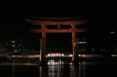 Miyajima, Hiroşima 'daki Itsukushima türbesinin torii kapısı (gece sahnesi))