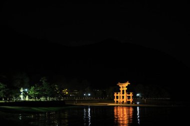 Miyajima, Hiroşima 'daki Itsukushima türbesinin torii kapısı (gece sahnesi))
