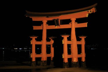 Miyajima, Hiroşima 'daki Itsukushima türbesinin torii kapısı (gece sahnesi))