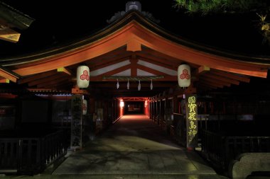Miyajima, Hiroşima 'daki Itsukushima türbesi (gece sahnesi))