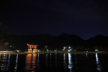 Miyajima, Hiroşima 'daki Itsukushima türbesinin torii kapısı (gece sahnesi))