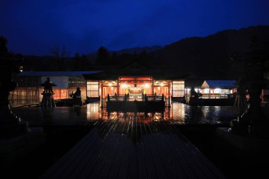 Miyajima, Hiroşima 'daki Itsukushima türbesi (gece sahnesi))