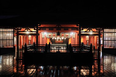 Miyajima, Hiroşima 'daki Itsukushima türbesi (gece sahnesi))