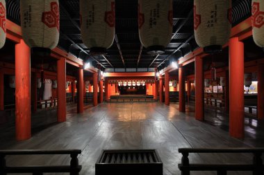 Miyajima, Hiroşima 'daki Itsukushima türbesi (gece sahnesi))