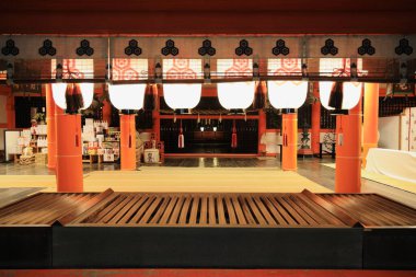 Miyajima, Hiroşima 'daki Itsukushima türbesi (gece sahnesi))