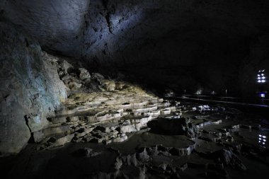 Yamaguchi, Japonya 'daki Akiyoshido mağarasında travertin terası.
