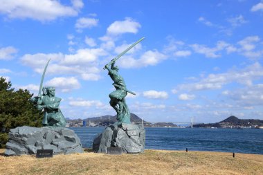 Ganryu adasındaki Miyamoto Musashi ve Sasaki Kojiro heykelleri, Shimonoseki, Yamaguchi, Japonya