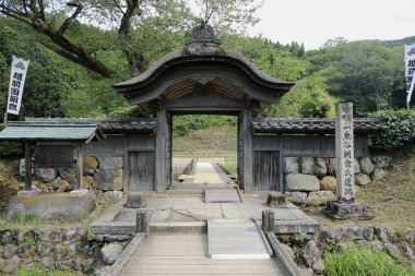 Asakura Yakata 'nın Kara Kapısı Ichijodani Asakura ailesinin tarihi kalıntıları Fukui, Japonya