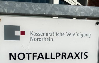 Heinsberg, 9 Ekim. 2022: Alman harfleri Notfallpraxis ile hastanede imzanın yakın çekimi