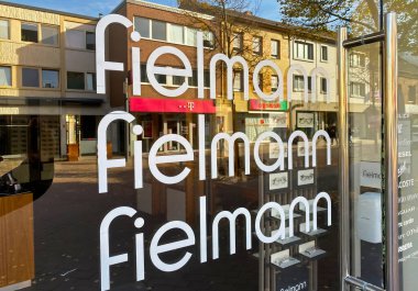 Heinsberg, 9 Ekim. 2022: Vitrinde Fielmann göz doktorunun logo harfleriyle görüntüle