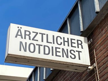 Heinsberg, 9 Ekim. 2022: Hastane duvarındaki imzaya odaklan, Alman harfleri arztlicher not dienst
