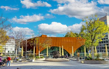 Düsseldorf (Martin Luther Platz), Almanya - 9 Ekim. 2022: Modern restoran Pavillon Wilma Wunder 'ın meydanına bakın