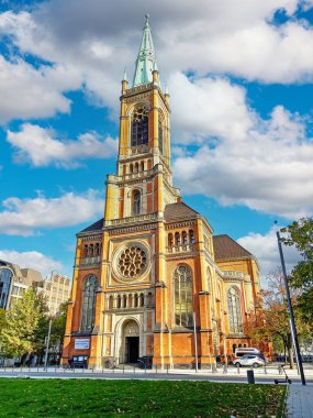Düsseldorf, Almanya - 9 Ekim. 2022: Peek und Cloppenburg mağazasının cam cepheli modern bina