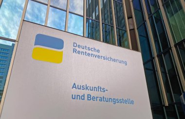 Düsseldorf, Almanya - 9 Ekim. 2022: Peek und Cloppenburg mağazasının cam cepheli modern bina