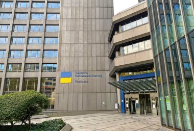 Düsseldorf, Almanya - 9 Ekim. 2022: Peek und Cloppenburg mağazasının cam cepheli modern bina